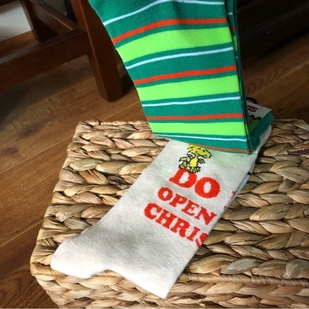 Peanuts: 2 pair Crew Socks Snoopy & Charlie Brown Christmas